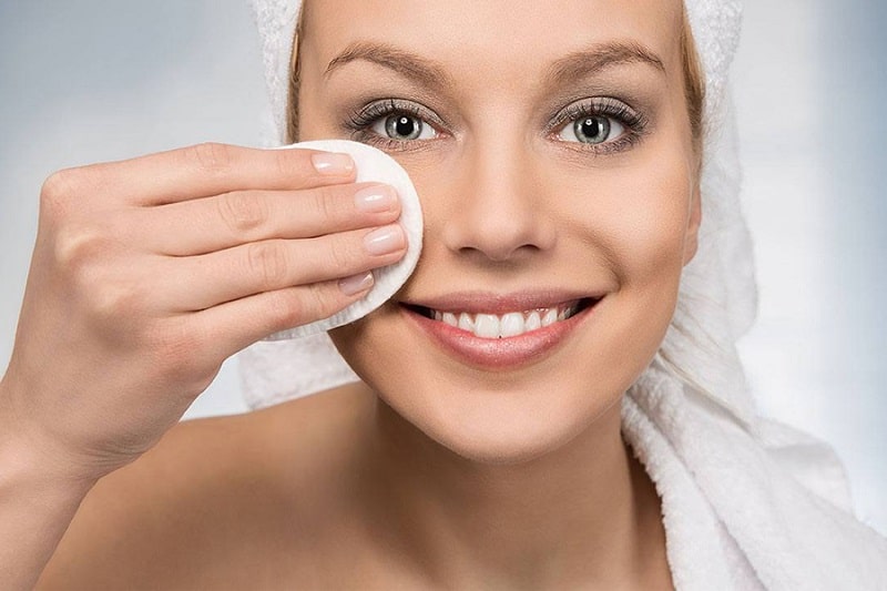 Trước khi trang điểm bạn cần phải làm sạch và dưỡng da tốt để bảo vệ da