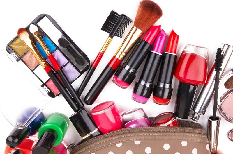 Chuẩn bị dụng cụ và mỹ phẩm giúp bạn sẵn sàng thực hiện các bước makeup