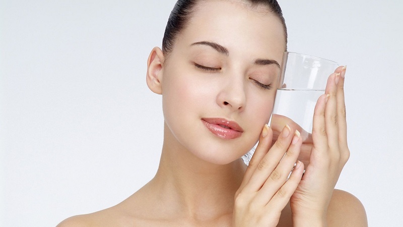 Uống đủ nước là yếu tố quan trọng để chăm sóc da