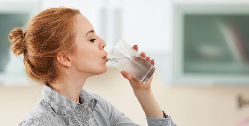 Uống nhiều nước mỗi ngày để da thêm sức sống