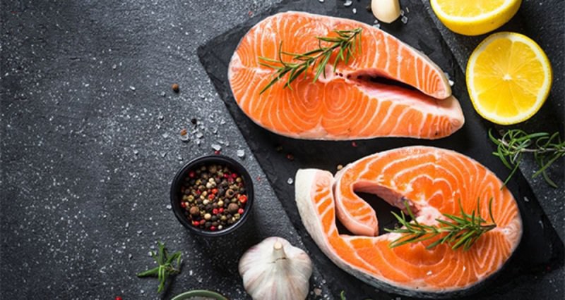 Bị mụn bọc nên ăn gì? Cá hồi là thực phẩm giàu Omega-3 tốt cho việc điều trị mụn