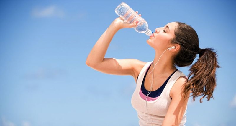 Uống đủ nước để giúp cơ thể được thanh lọc, hạn chế phát sinh mụn