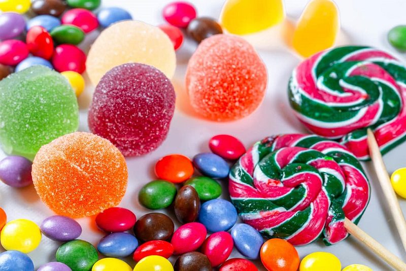 Những người bị mụn nên hạn chế ăn thực phẩm có chứa nhiều đường như bánh kẹo