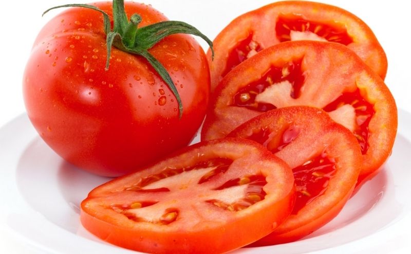 Đắp mặt nạ cà chua vừa là cách làm xẹp mụn bọc nhanh chóng vừa dưỡng da hiệu quả
