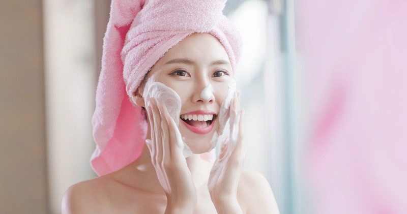 Cần chăm sóc da mặt kỹ trước khi trang điểm để tránh tổn hại đến da