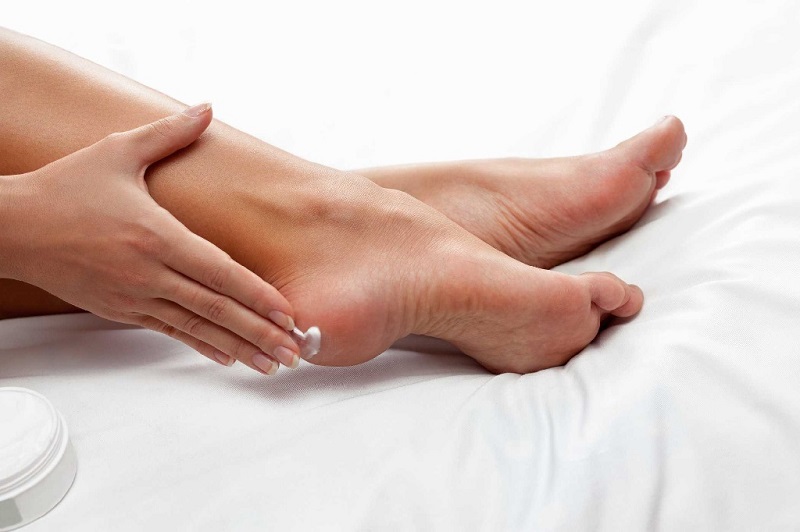 Trị nứt gót, dưỡng ẩm là cách chăm sóc da chân tốt nhất