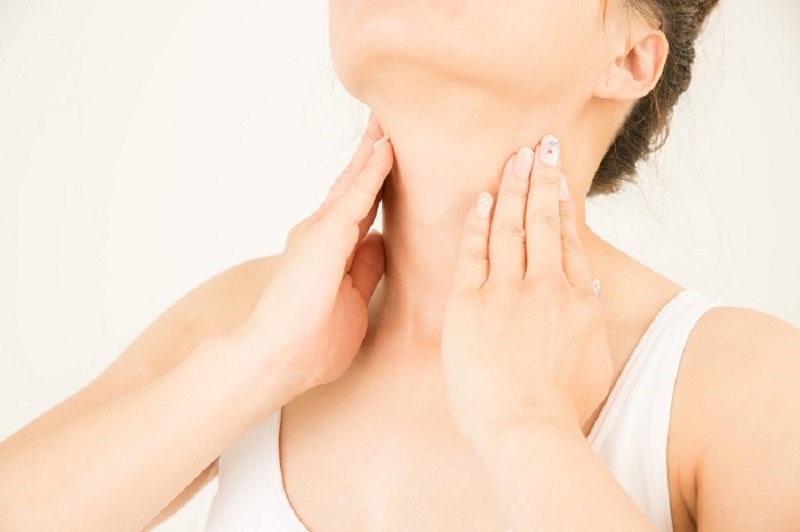 Chăm sóc da cổ với kem dưỡng và kem chống nắng thường xuyên