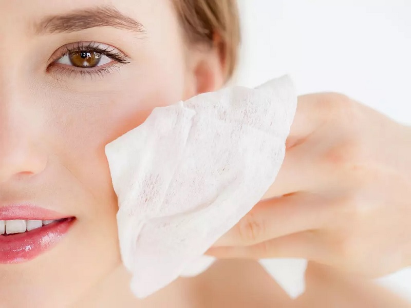 Bạn cần phải tẩy trang cho da mụn thật sạch sẽ trước khi rửa mặt