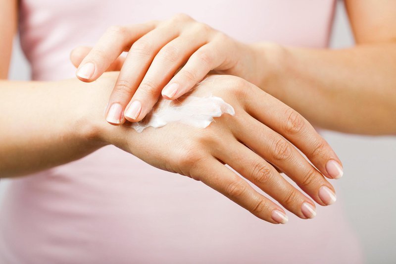 Cần dùng kem dưỡng ẩm để chăm sóc da tay