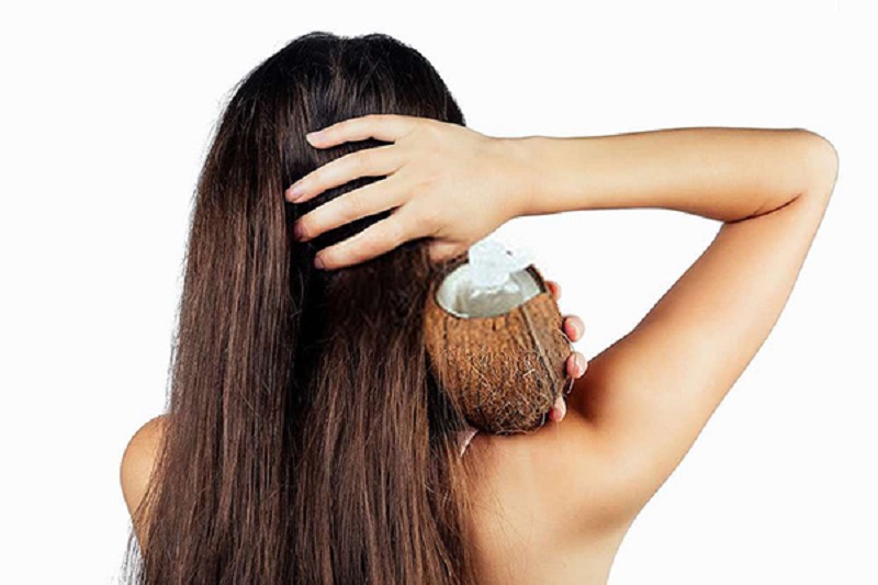 Dùng dầu dừa giúp tóc thêm suôn mượt
