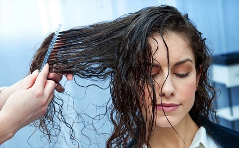 Sử dụng dầu gội phù hợp để chăm sóc tóc uốn