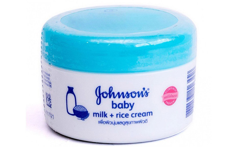 Kem dưỡng ẩm da cho trẻ sơ sinh Johnson Baby dạng hũ màu xanh được dùng khá nhiều