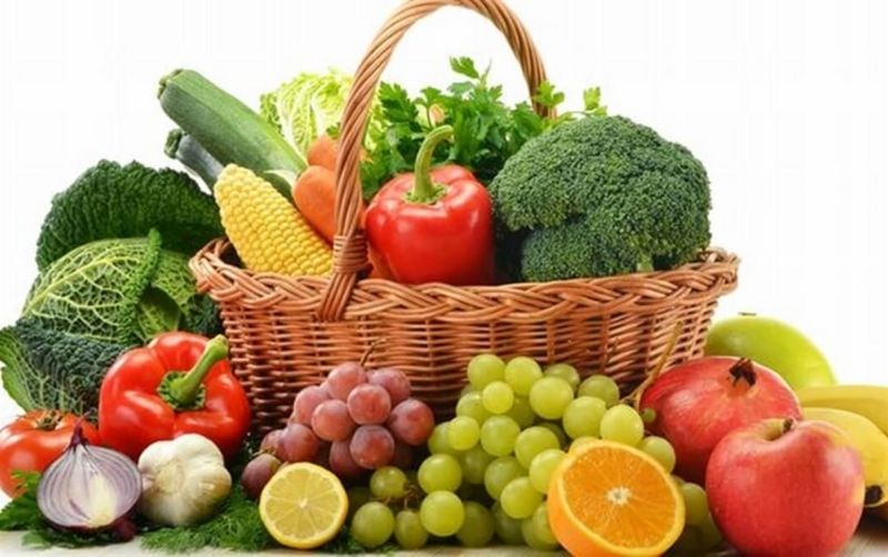 Người bị mụn ẩn nên ăn nhiều ranh xanh và các loại trái cây để bổ sung vitamin