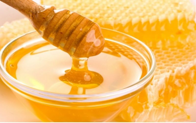 Mật ong được dùng nhiều trong các công thức chăm sóc da và trị mụn tại nhà