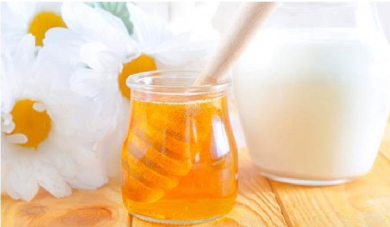 Sử dụng mật ong, sữa chua trị mụn sưng đỏ và ngứa