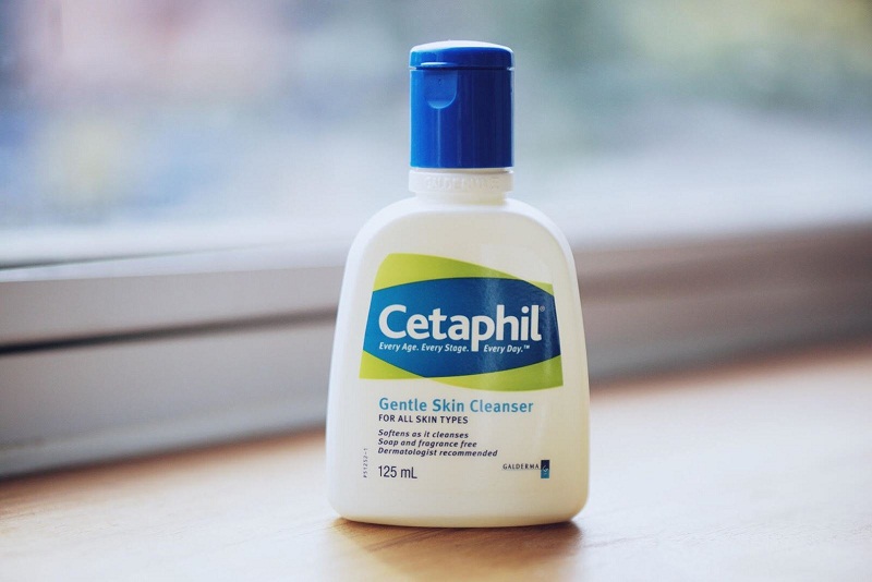Sữa rửa mặt Cetaphil cho da dầu mụn có độ pH phù hợp với da, làm sạch da nhẹ nhàng