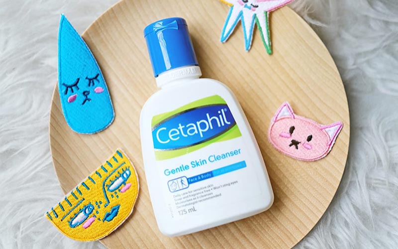 Sữa rửa mặt Cetaphil Gentle Skin Cleanser tương đối dịu nhẹ phù hợp cho da mụn