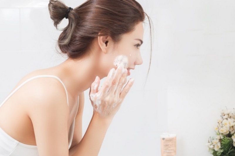 Bước đầu tiên trong chăm sóc da mặt sau sinh là làm sạch da mặt