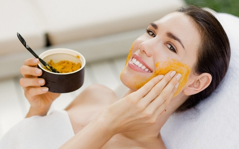 Chăm sóc da mặt sau sinh với tinh bột nghệ