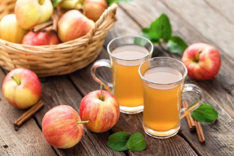 Bạn có thể uống nước ép táo hoặc sử dụng chúng để đắp mặt với nha đam
