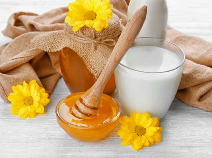 Bôi mật ong lên mặt có tác dụng gì khi kết hợp với sữa chua?