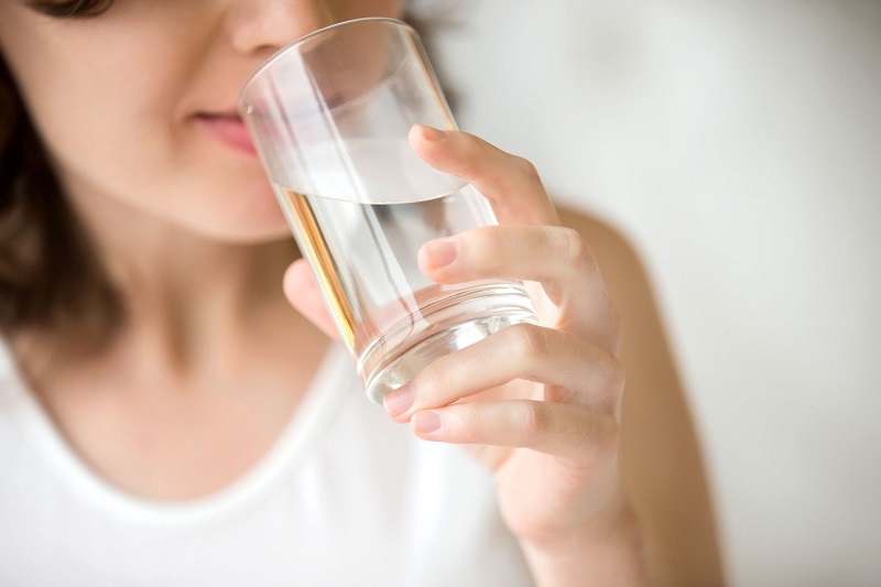 Bạn cần uống nhiều nước khi bị dị ứng để thải độc cho da