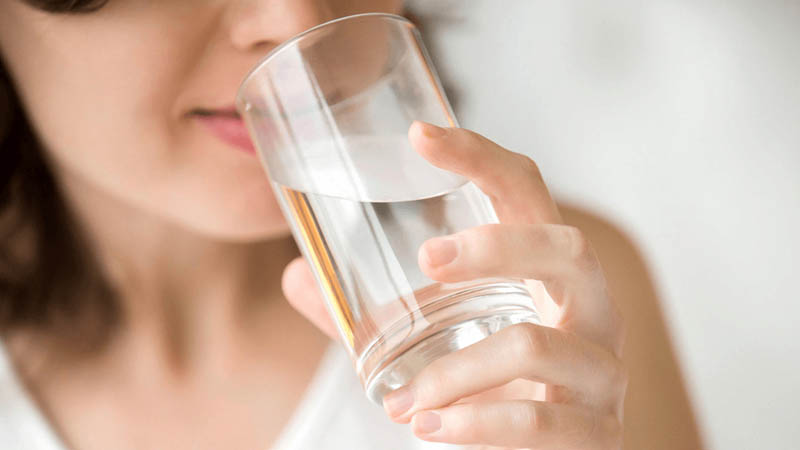 Uống nhiều nước để chăm sóc da mặt mùa đông hiệu quả nhất