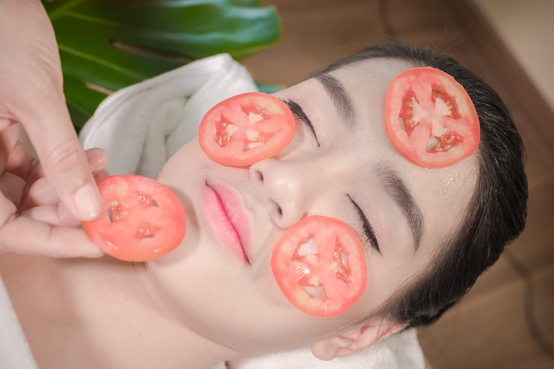 Cà chua cũng giúp tẩy da chết nhẹ nhàng và có thể kiểm soát dầu trên da