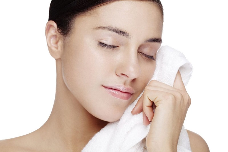 Bạn cần làm sạch da một cách nhẹ nhàng theo hướng dẫn để tránh gây hại cho da