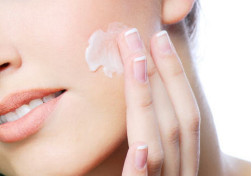 Bạn cần dưỡng ẩm cho da mỗi ngày để tránh hiện tượng da khô, ngừa lão hóa