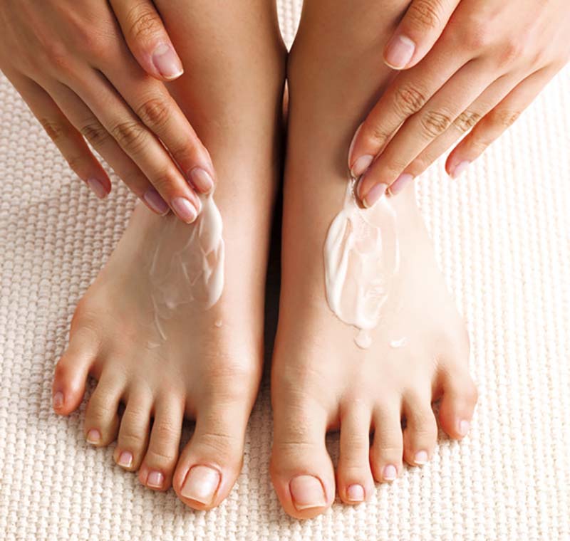 Dùng kem dưỡng ẩm giúp hạn chế tình trạng bong tróc da chân
