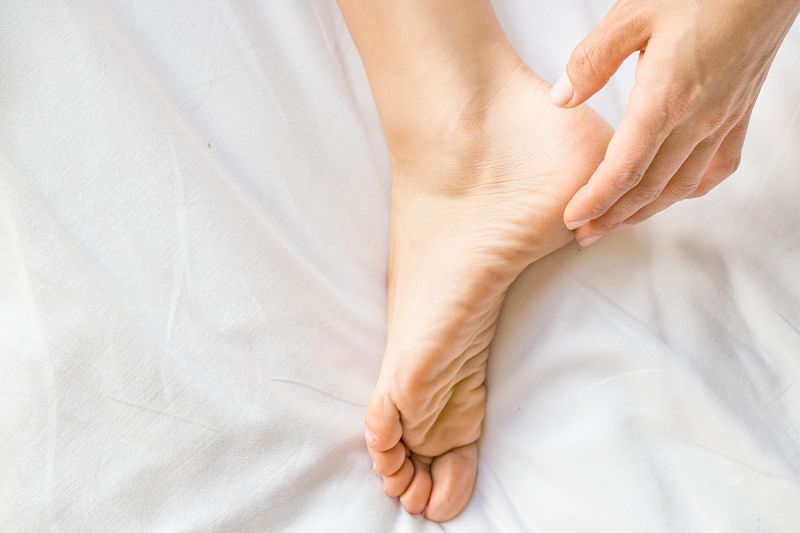 Bạn nên dùng các loại kem dưỡng ẩm để trị da chân khô sần