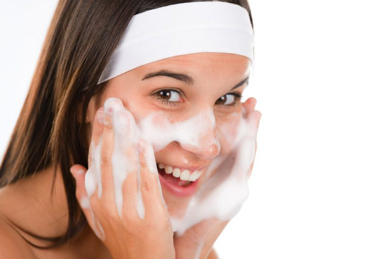 Để ngăn ngừa mụn bạn cần rửa sạch da mỗi ngày