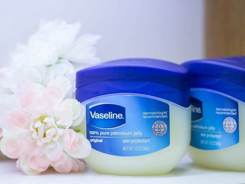 Có thể sử dụng các sản phẩm dưỡng như Vaseliine để cải thiện