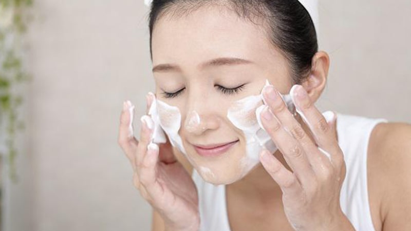 Rửa mặt đúng cách để tránh khô da