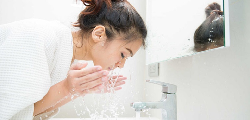 Bạn có thể giảm kích ứng bằng cách dùng nước muối sinh lý rửa mặt
