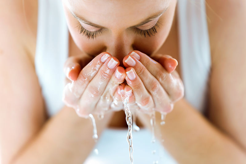 Rửa sạch da mũi để loại bỏ bụi bẩn