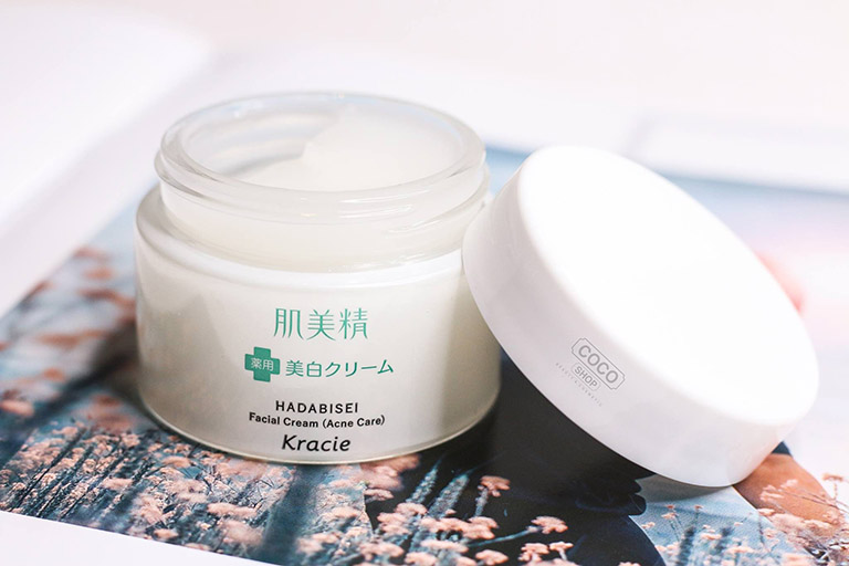 Nếu ưa chuộng mỹ phẩm Nhật thì bạn có thể lựa chọn Kracie Acne Cream để trị mụn