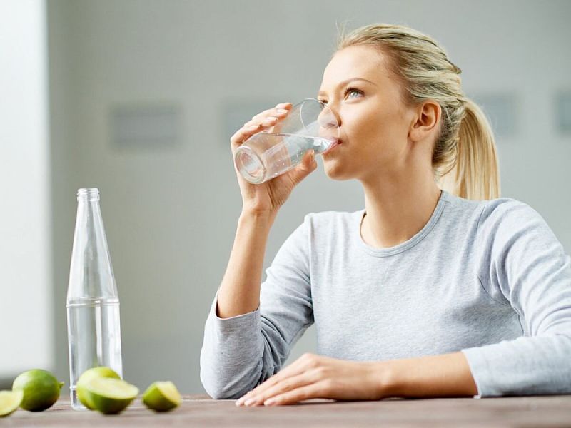 Bạn cần uống đủ nước mỗi ngày để cấp ẩm cho da