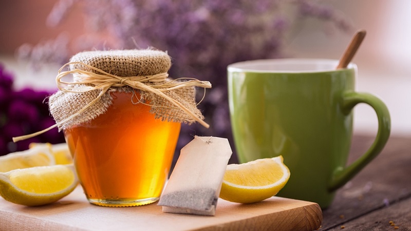 Pha loãng mật ong với nước ấm cho bạn một thức uống đẹp da, tốt cho sức khỏe