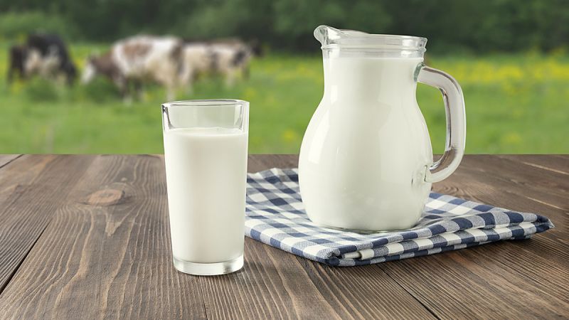 Vitamin E và sữa tươi giúp dưỡng trắng da hiệu quả