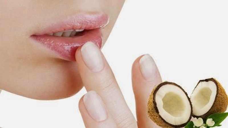 Khi da môi bị khô, sử dụng dầu dừa có thể làm giảm bong tróc