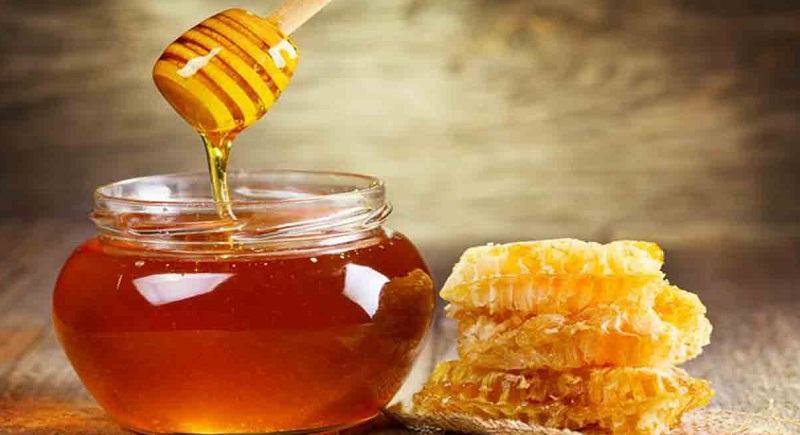 Sử dụng mật ong giúp làm mềm và cấp ẩm cho da rất tốt