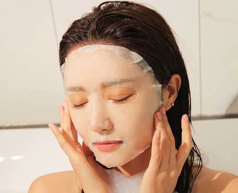 Dùng mặt nạ dưỡng da là một trong số các cách chăm sóc da dầu vào mùa hè