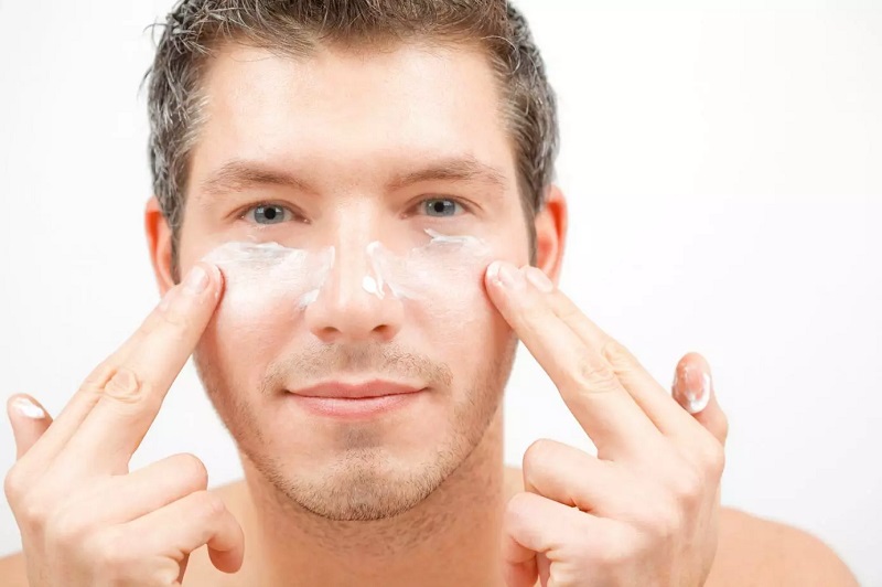 Chăm sóc da dầu mụn cho nam giới với kem dưỡng ẩm