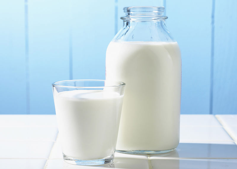 Sữa tươi có tác dụng loại bỏ dầu thừa và làm sáng da