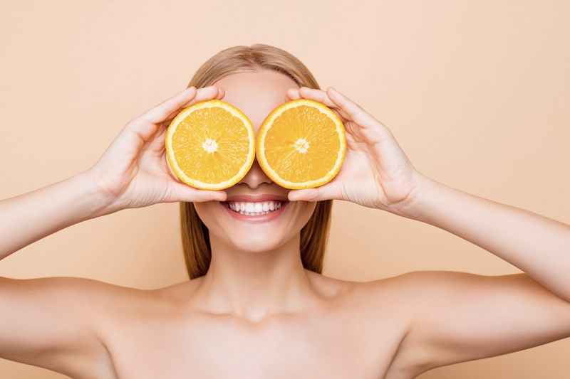Vitamin C có công dụng loại bỏ dầu thừa và kháng viêm cho da