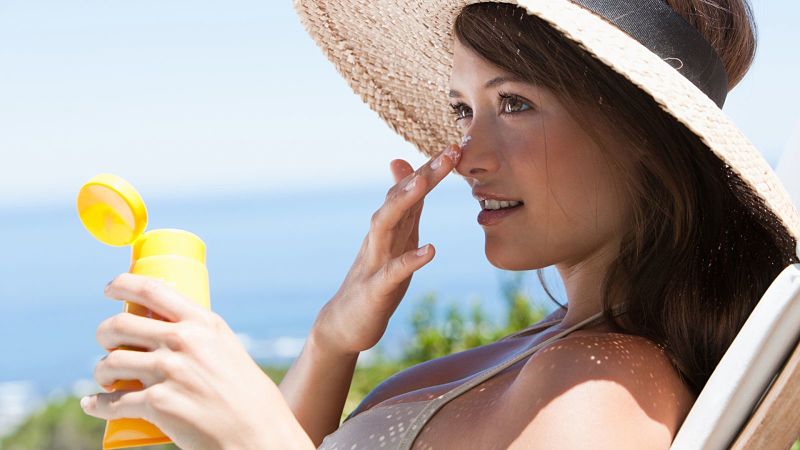 Thoa kem chống nắng giúp bảo vệ da khỏi tia cực tím