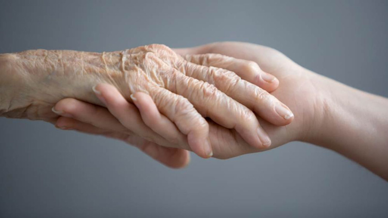 Cần chú ý chăm sóc da từ sâu bên trong và hạn chế nếp nhăn lão hóa trên tay