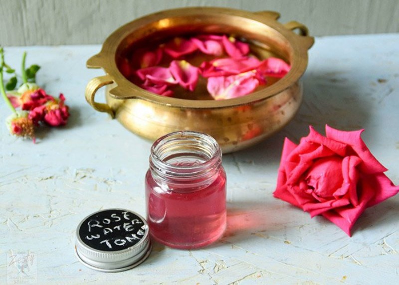 Trong cánh hoa hồng chứa nhiều vitamin giúp cho đôi môi được căng mọng